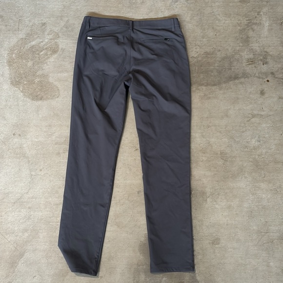 Vuori cascade tech Chino Pant color charcoal - Picture 4 of 9